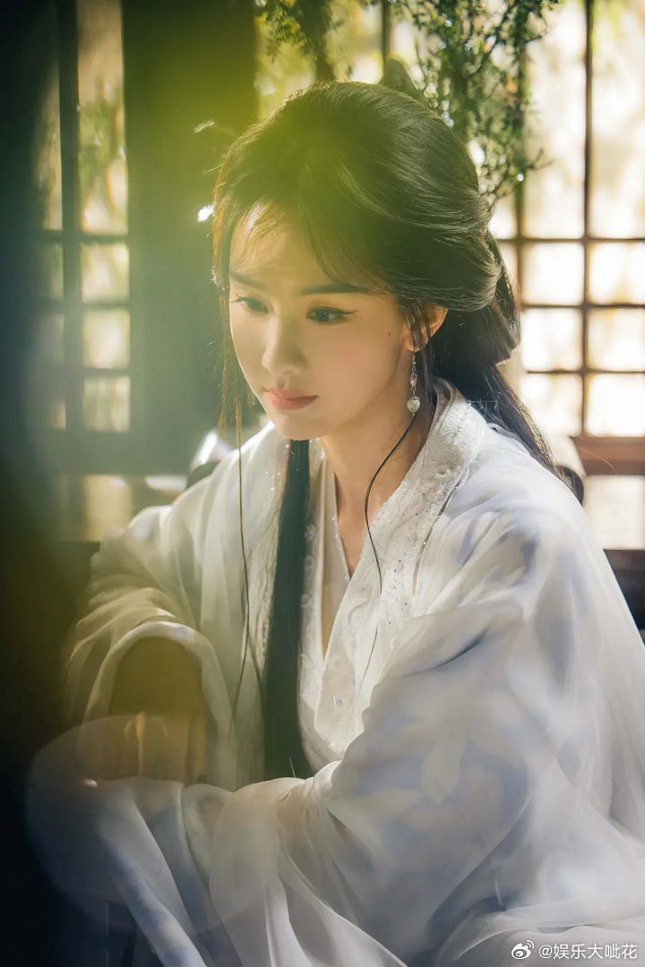 美女真的是浑然天成一种感觉🥹《月鳞绮纪》陈都灵剧照和花絮都好漂亮哦！感受嘟儿这