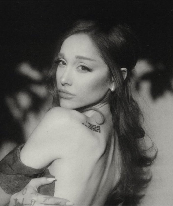 ‼️Ariana Grande 继续保持纪录：她每张专辑的首支单曲都空降 Bil
