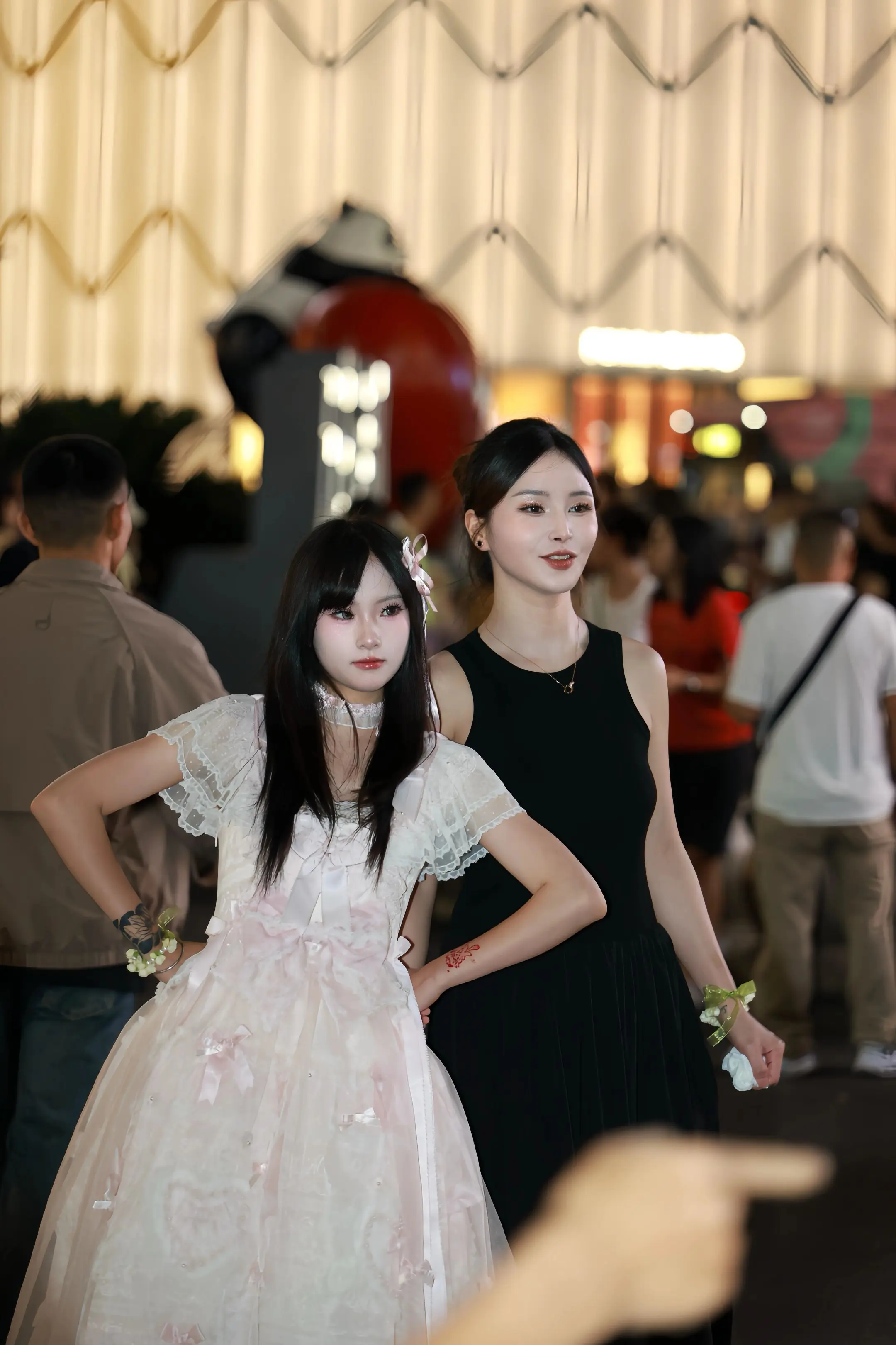 洛丽塔与简约黑的碰撞，定格夏夜的温柔瞬间。当蓬松的洛丽塔裙摆遇上利落的...