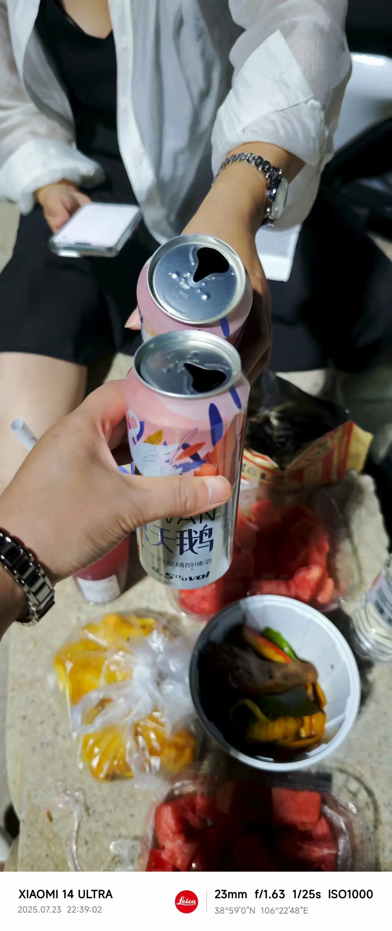 来呀，和姐妹👭蹲一下马路牙子上，琢磨琢磨人生。把那些想不通的事儿，都...