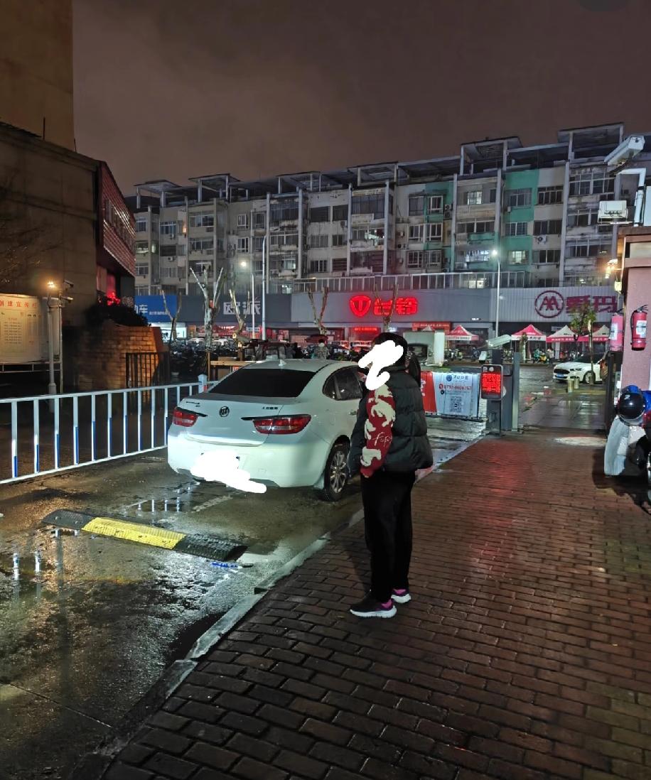 小区一位阿姨不肯付三块钱的停车费，和保安起了争执，直接把车堵在门口，害得后面七八