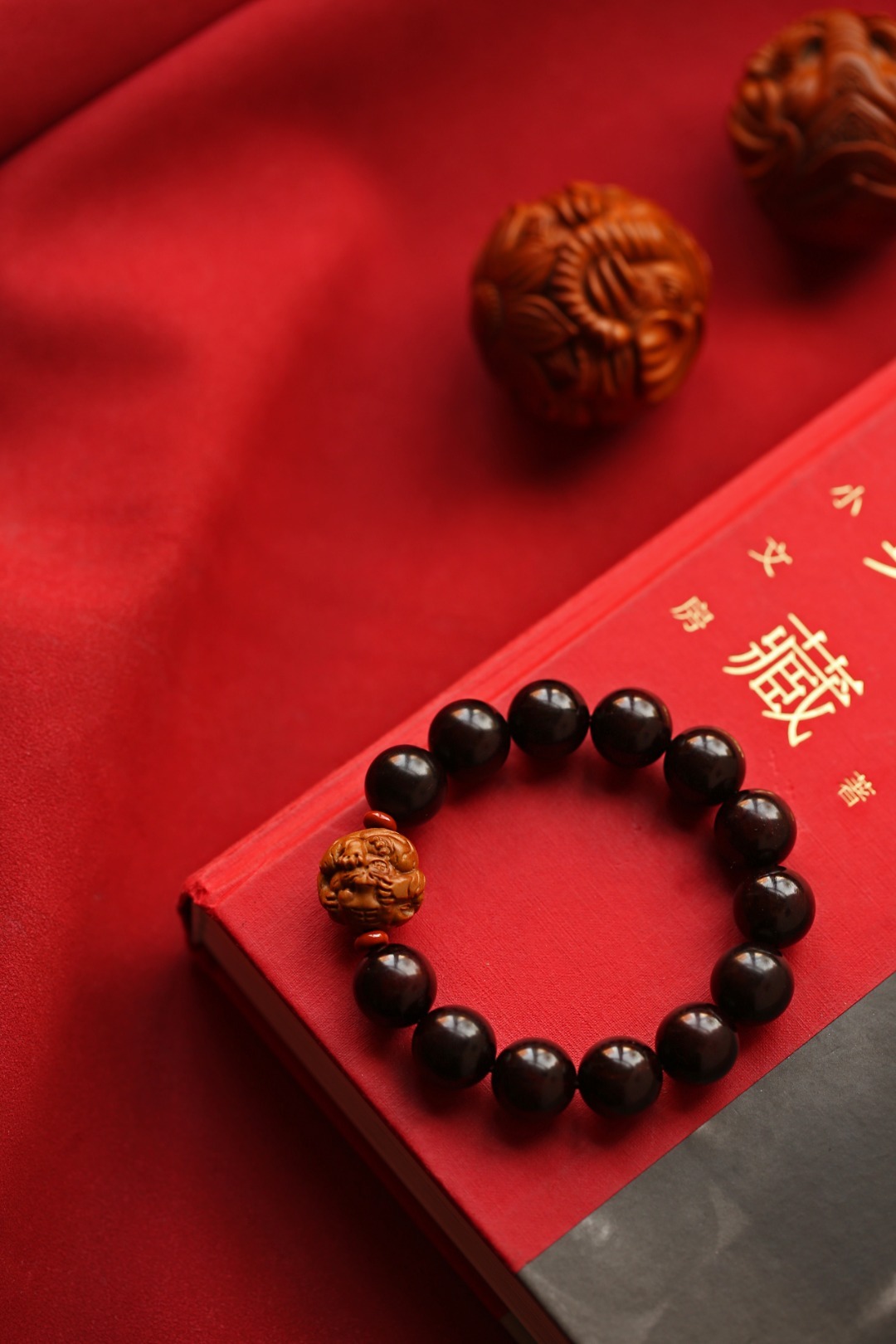 原创【寅瑞】15mm13颗小叶紫檀老料为底，搭配老山檀香小老虎，佩戴大气。配件：