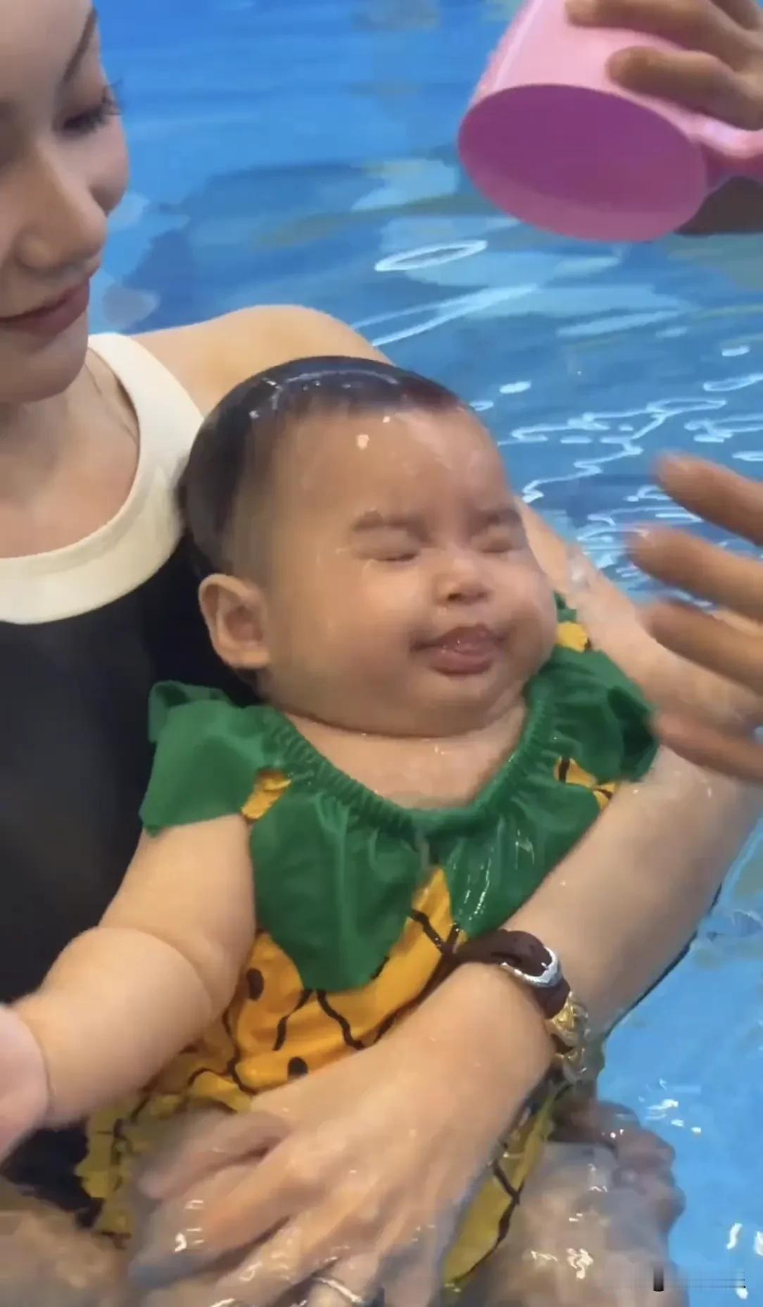 汪总儿子小汪宝学游泳时被教练浇水训练，画面看上去挺可笑但实则真是心疼汪宝，汪宝被