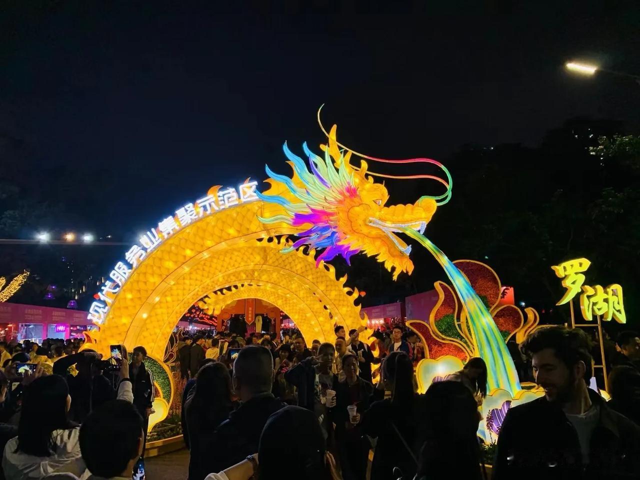 2月5日晚，深圳罗湖。
迎春花市算是深圳的城市名片吧，确实很亮眼，特别有喜庆氛围