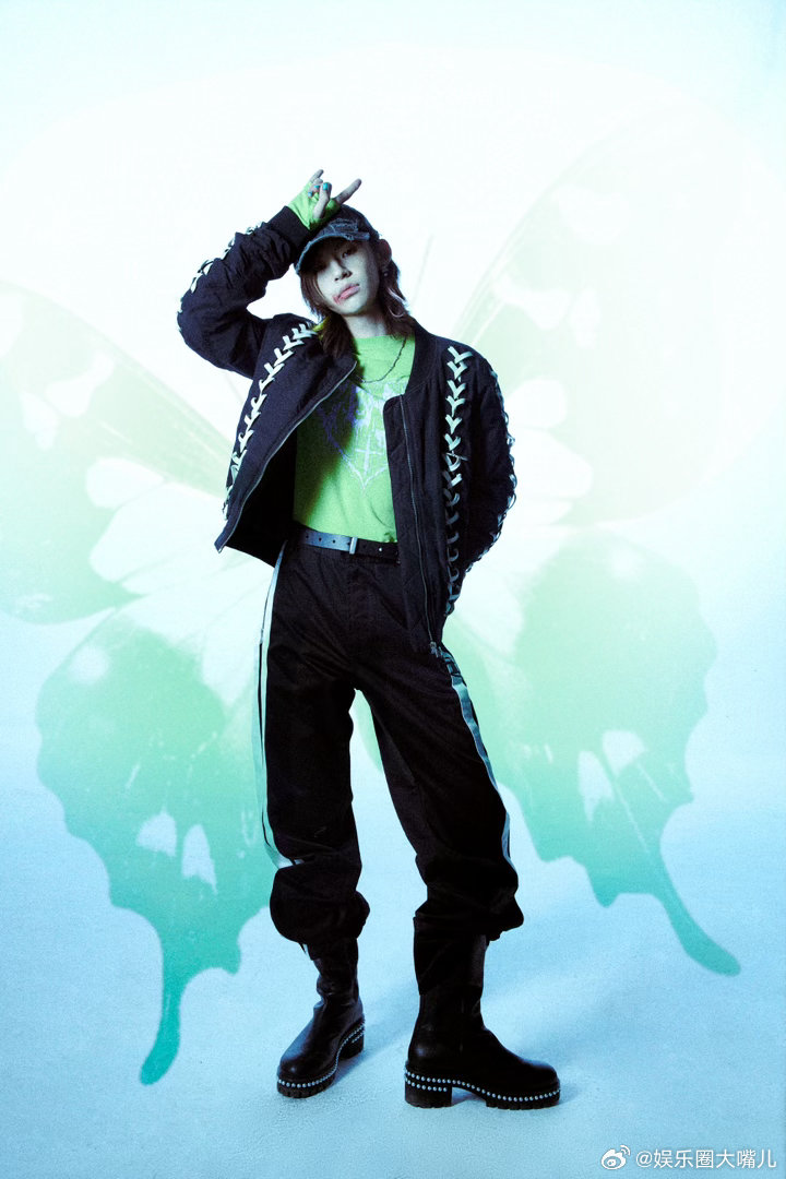 变成王琳凯的走路粉了王琳凯机场风衣造型王琳凯的走路姿态也太有范儿了！卡其色风衣衬