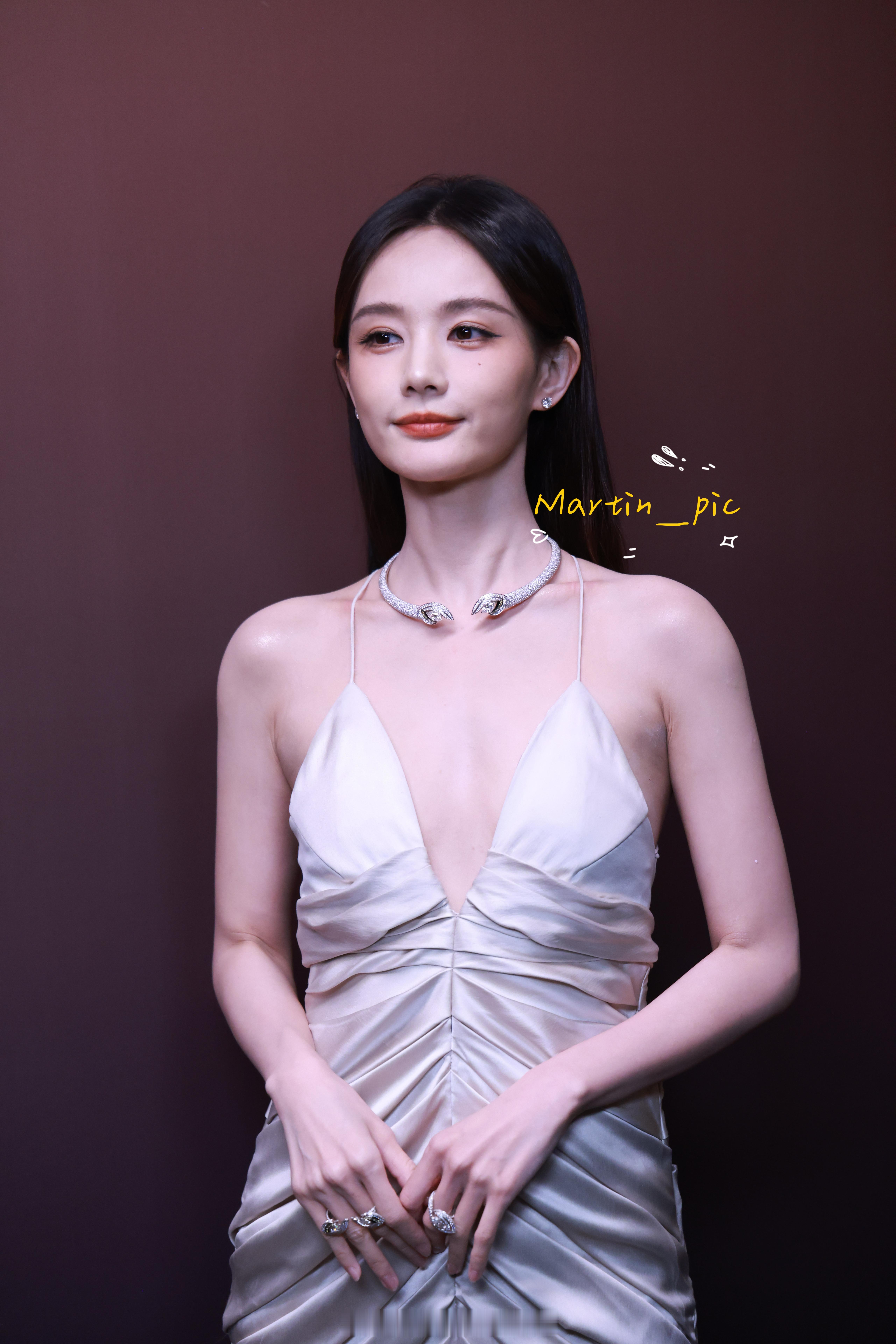 #李一桐live#[心]#李一桐锁骨线条好绝# 李一桐  Debeers活动生图