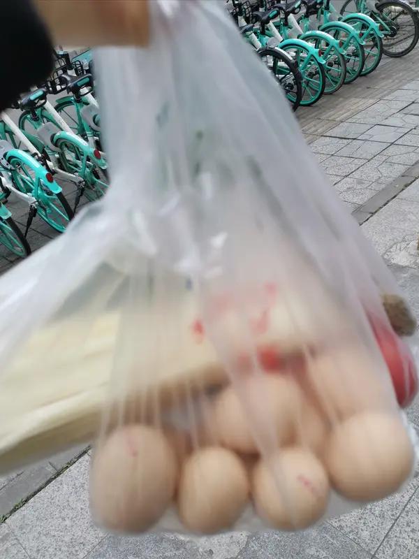 这都是贪小便宜的心理在作祟。有好多骗子团伙，打着健康讲座的旗号，宣传免费领鸡蛋。