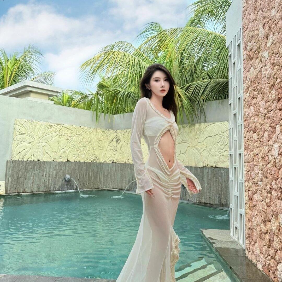 风平浪静起涟漪，池上佳人对墙立。高雅气质美女