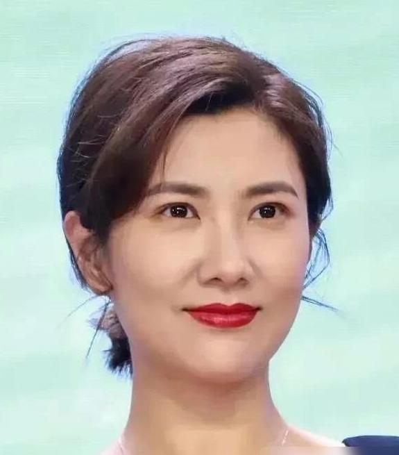 别人45岁还在为戏约发愁、为流量焦虑，她45岁躺在2000万的上海别墅里收租，1