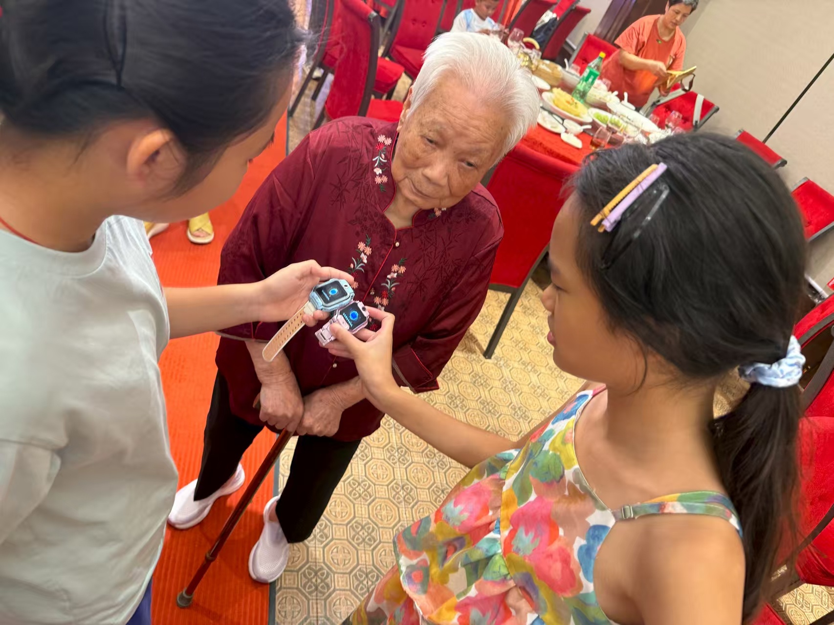 阿婆问我：她们在搞咩？我应该点答？ ​​​