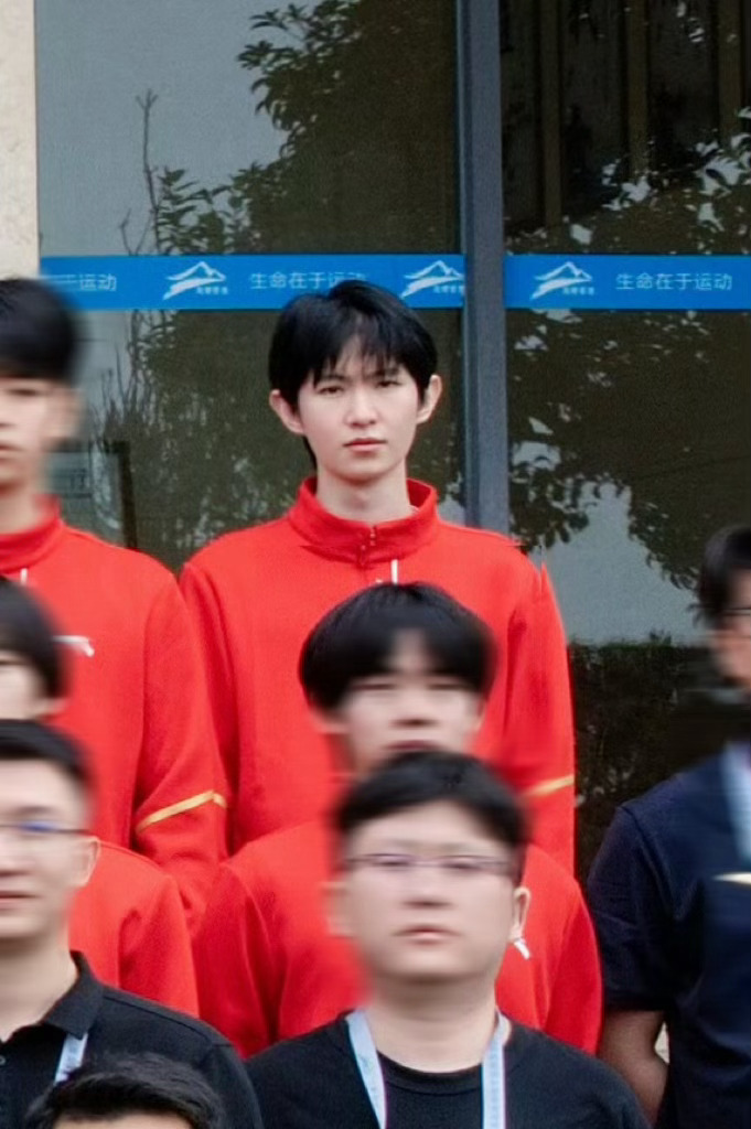 高清原图使“必成”味儿更浓了 你们总说这名字听起来很老干部let's 忧国忧民脸