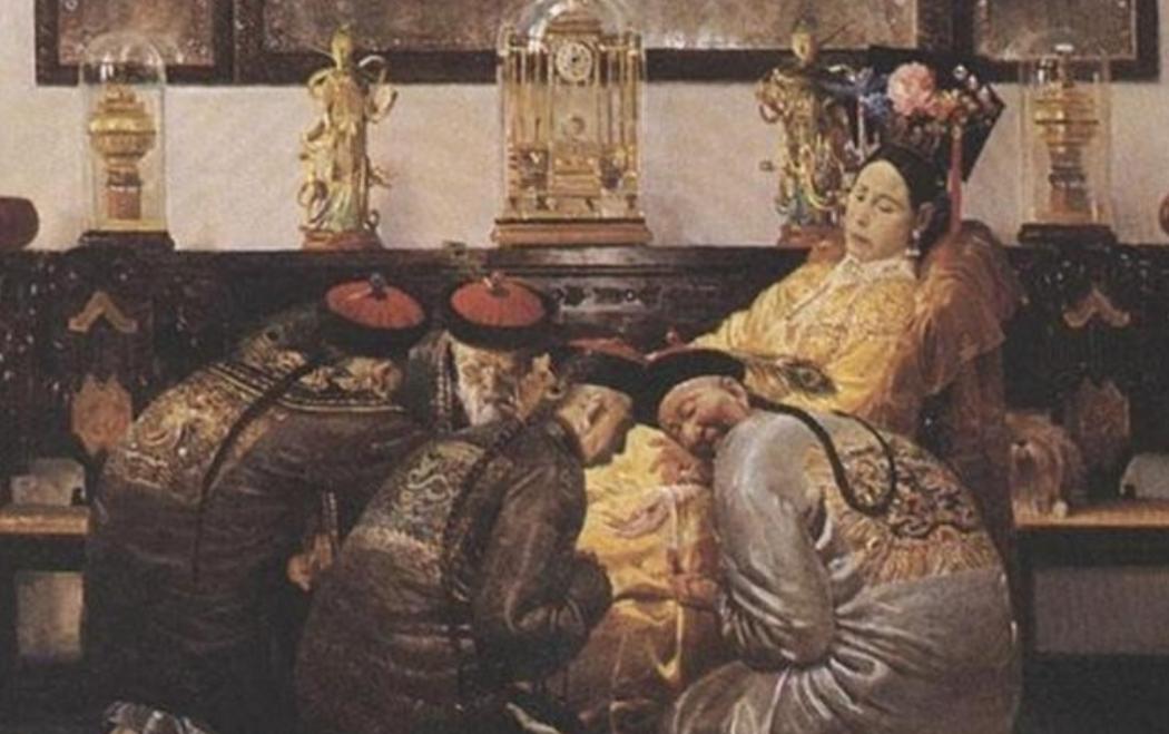 慈禧每次洗澡后，只留李莲英一人伺候。而房间里不时传出喊痛，一位小宫女偷掀帘子，竟