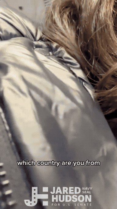 因为ICE不做人，美国女人儿童在海外被打， 美国人真成过街老鼠了！两名美国妇女和