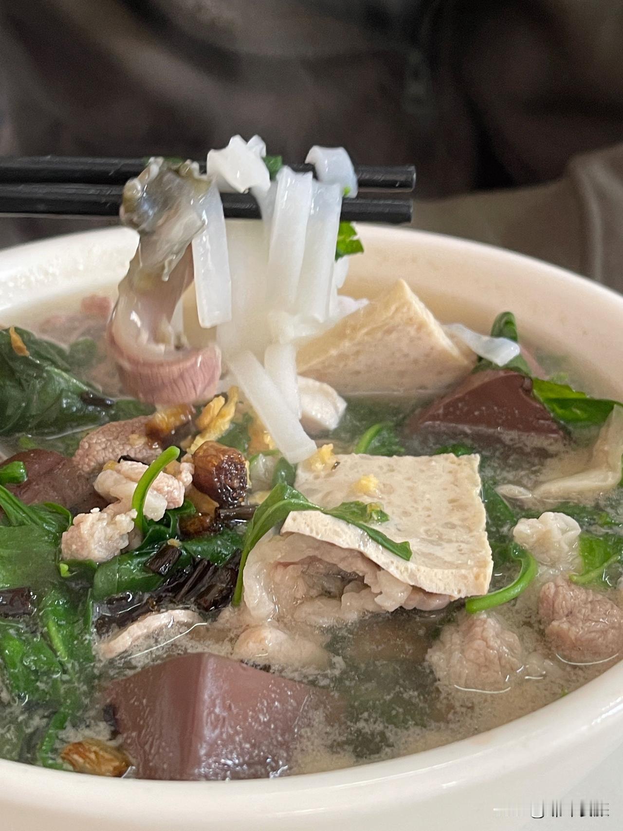 返回小区已过十二点，就在楼下吃碗粿条汤，杂杂落，把虾换成鱼皮，张先生配菜加了枸杞