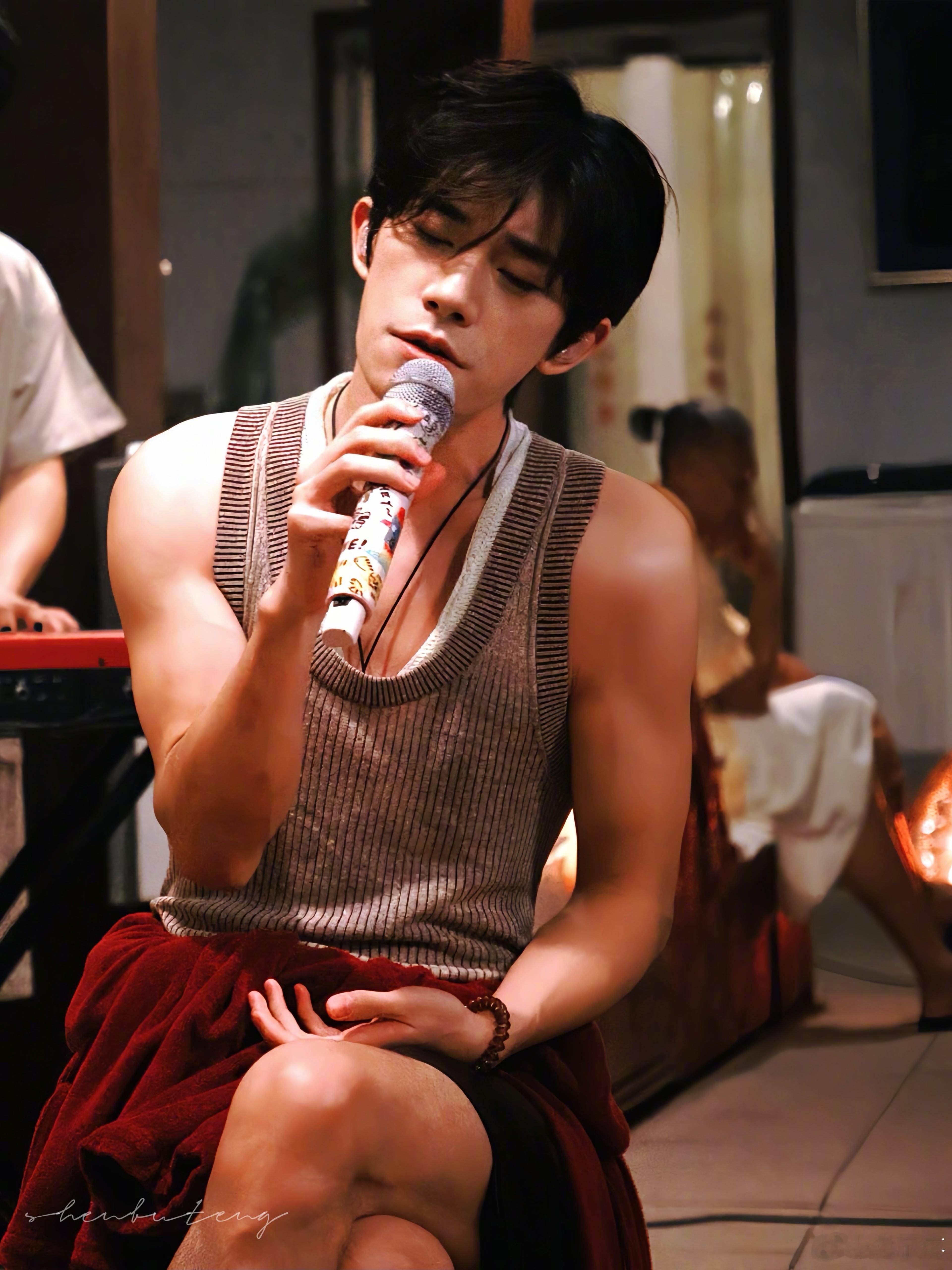 速产4P 舔舔玺玺美丽的身体[舔屏] 