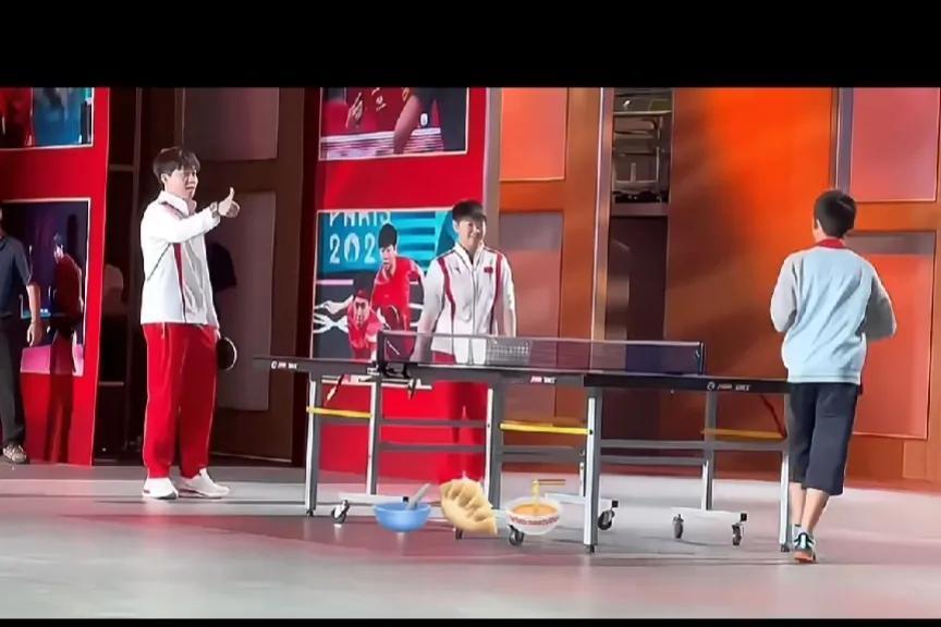大头莎莎一起带娃，再次展现惊人的默契。
莎莎：不能打哭了，不能打哭了
大头：对对