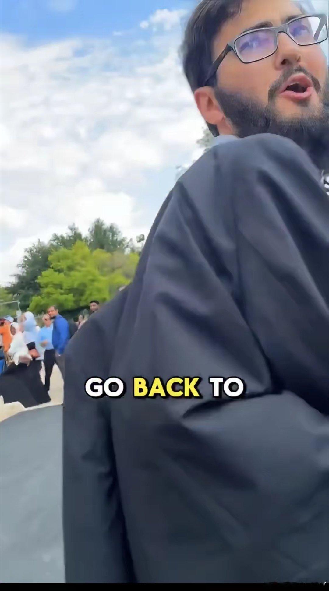 美国保守派活动家瓦伦蒂娜被英国斯塔默政府禁止入境，她曾单枪匹马跑到伊斯兰集会上讲