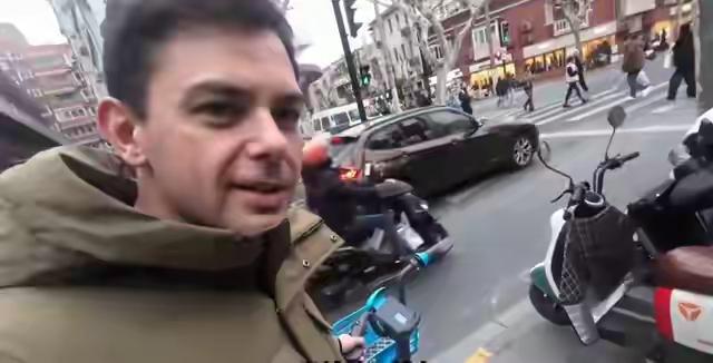 一个法国人在上海街头哭了。
不是因为被骗，不是丢了东西。是因为一辆共享单车。
