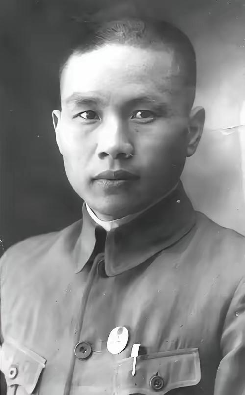 1948年，军统身份为少将的周镐离奇失踪，妻子一直以为他前往了台湾，可她根本不知