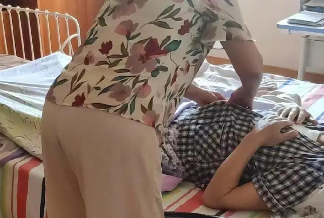 辽宁一男子车祸去世，女儿整理遗物时，竟然发现了父亲和保姆的亲密照，她这才意识到，