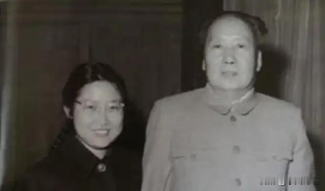 父亲是开国领袖，家公是开国中将，自己却穷到交不起医药费！得知事情真相后，全国人民