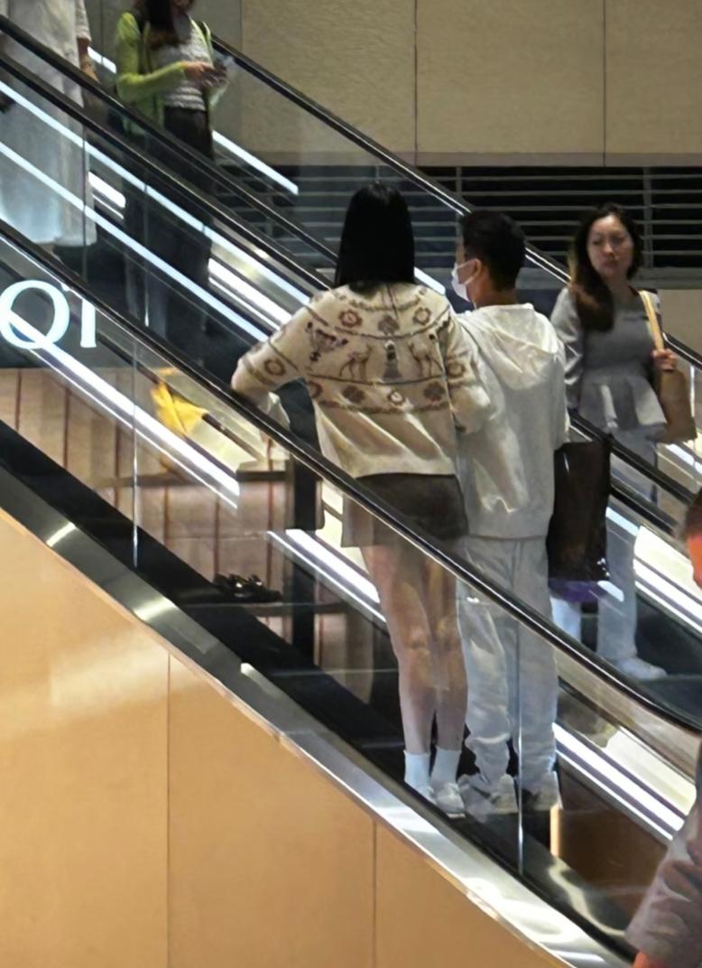 奚梦瑶挽老公胳膊购物，嫁给爱情的样子。奚梦瑶生了俩娃穿搭还是很少女呀...