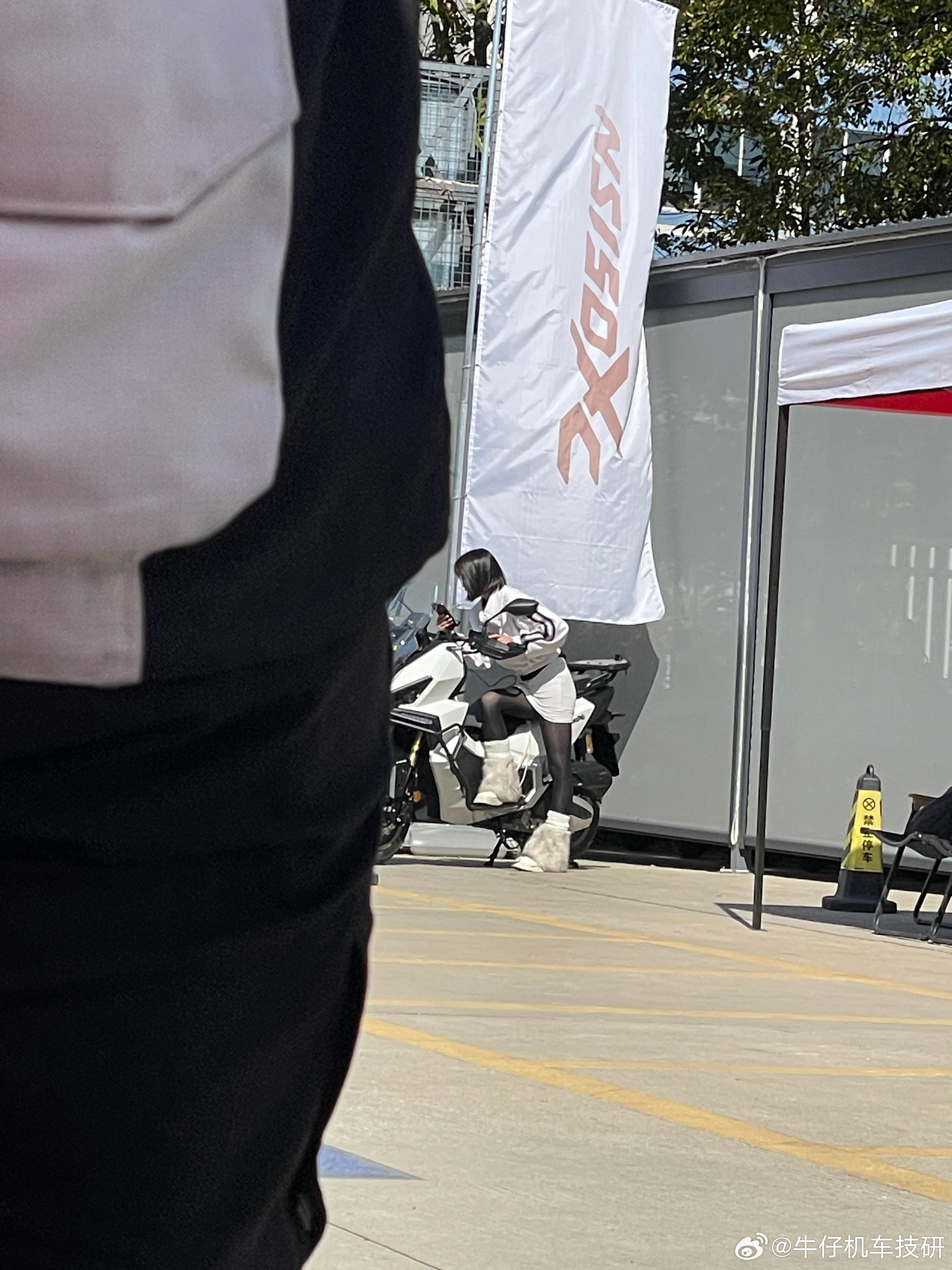 昨天ns150xc试驾会中的直播美女，这装备没谁了，点赞 