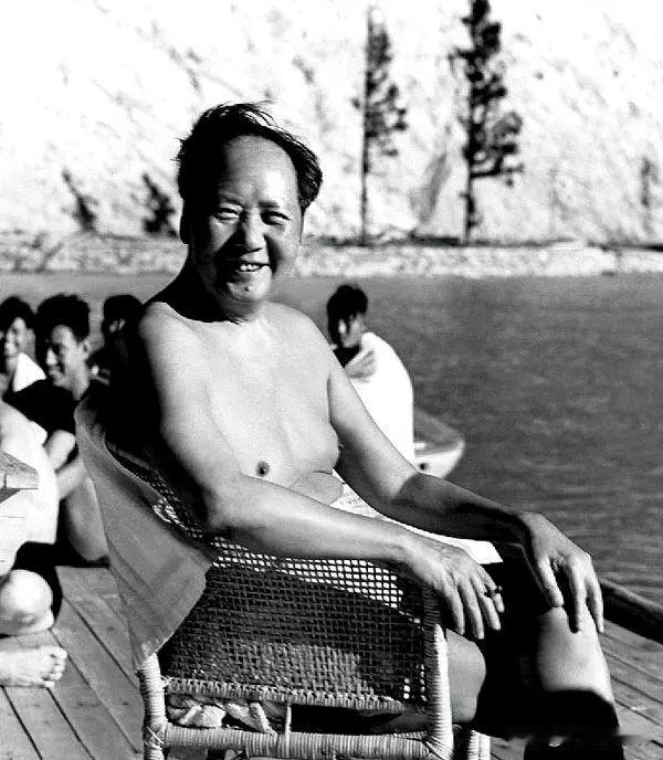 1961年，毛泽东主席在庐山人工湖游泳时晒日光浴。吕厚民/摄。