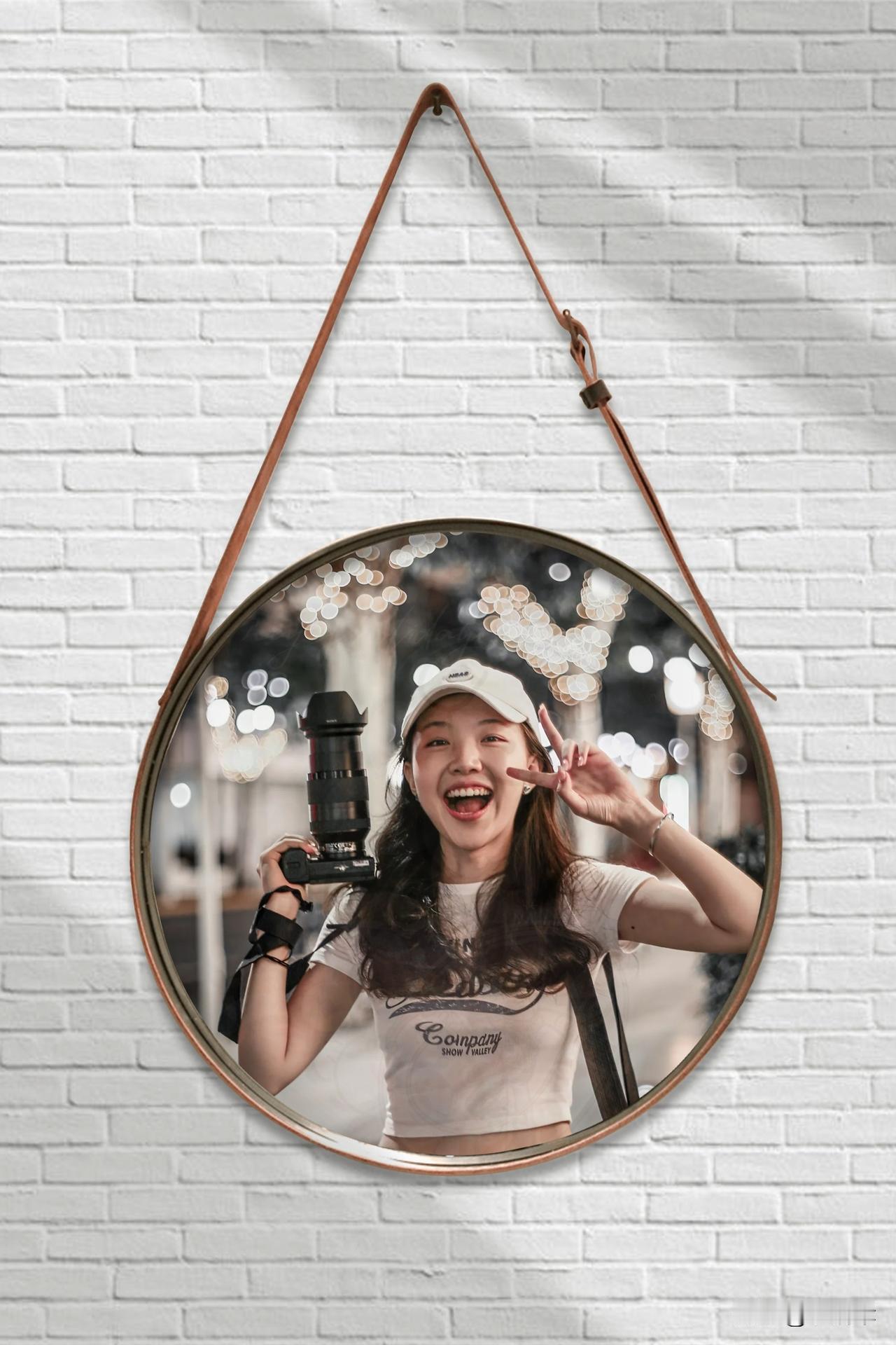 人不一定非得
往高处走
还可以往四处走

别被“必须优秀”“按部就班”绑住，人生