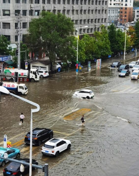 《市中心医院西南水淹路口将成为历史》
抚顺市城区新城路与站东街交汇处十字路口，就