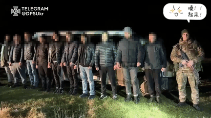 交了钱也被逃不了服役。一群10人的乌克兰人，向蛇头交了5000美元，想从摩尔多瓦