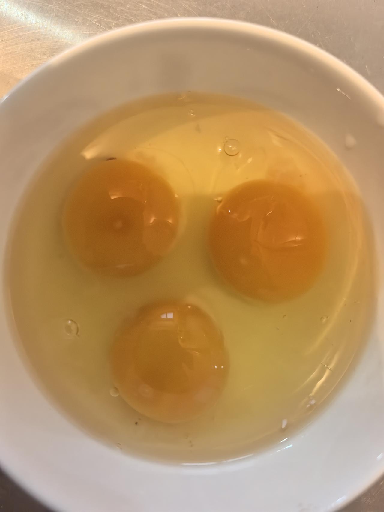 下面的图片为农场自由散养的柴鸡蛋。这些鸡蛋的特点如下：一是个头不大，约13个才有