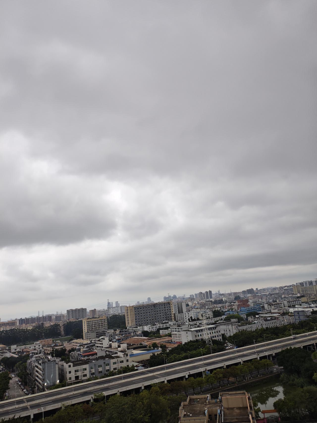 今早醒来第一个念头今早醒来第一个念头是去阳台上看天气，家里的床上用品又要更换了，