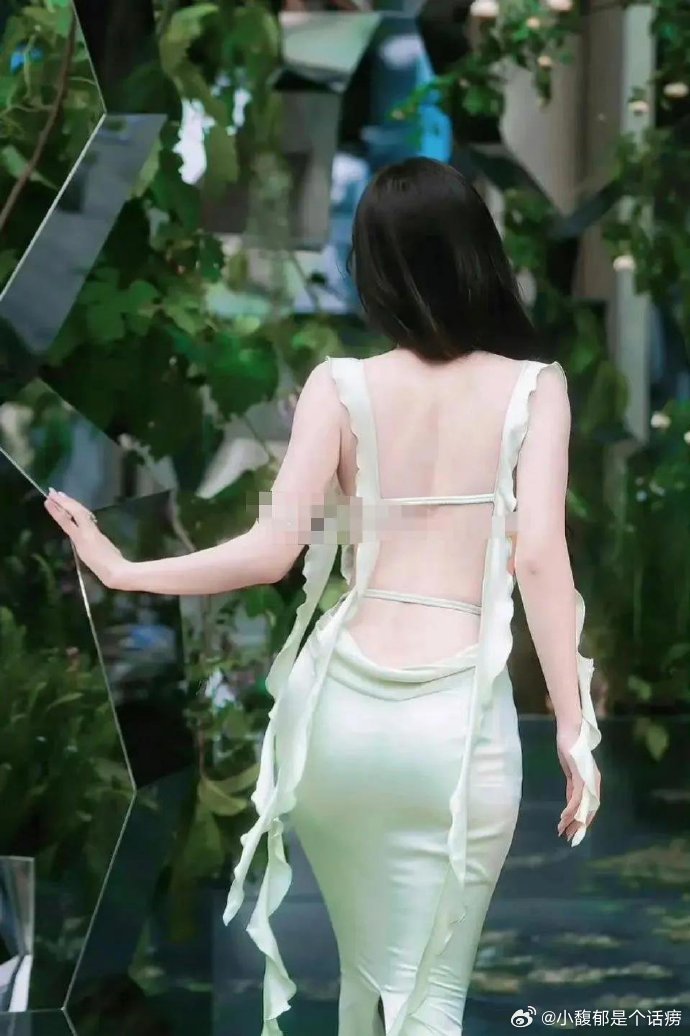 明星和普通人果然是有壁的，赵露思这个穿搭、一般人还真hold不住的，太辣眼 ​​