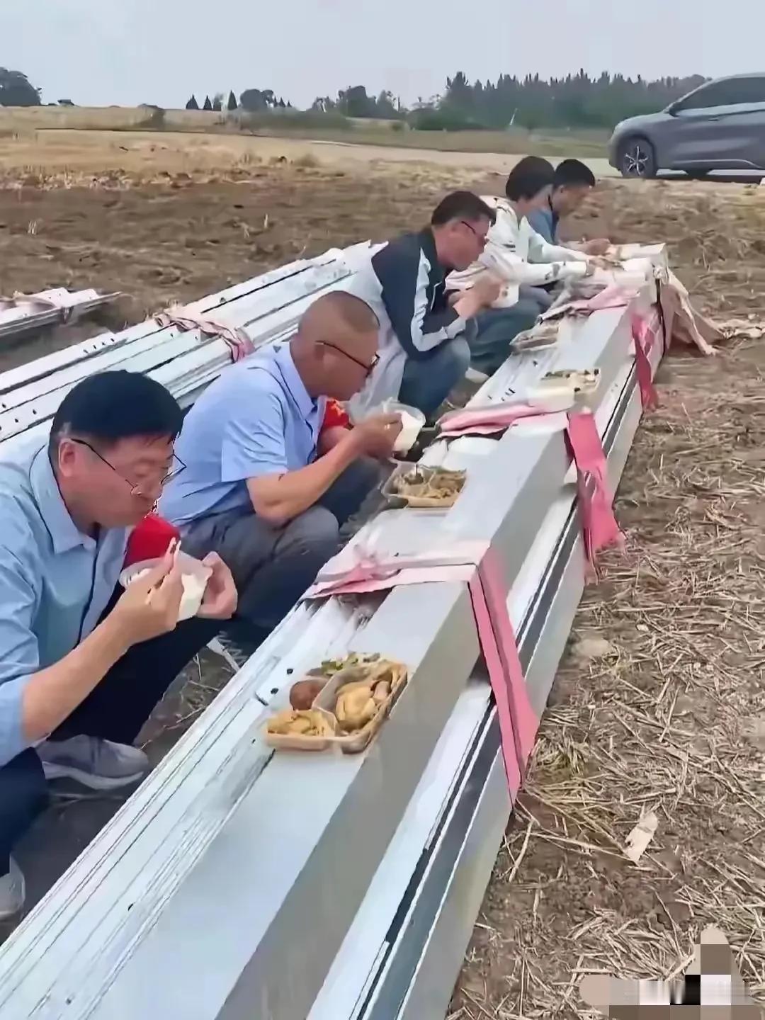 太感人了，

再大的领导到了工地都是一样的待遇，

和大家一起蹲地上吃盒饭，
