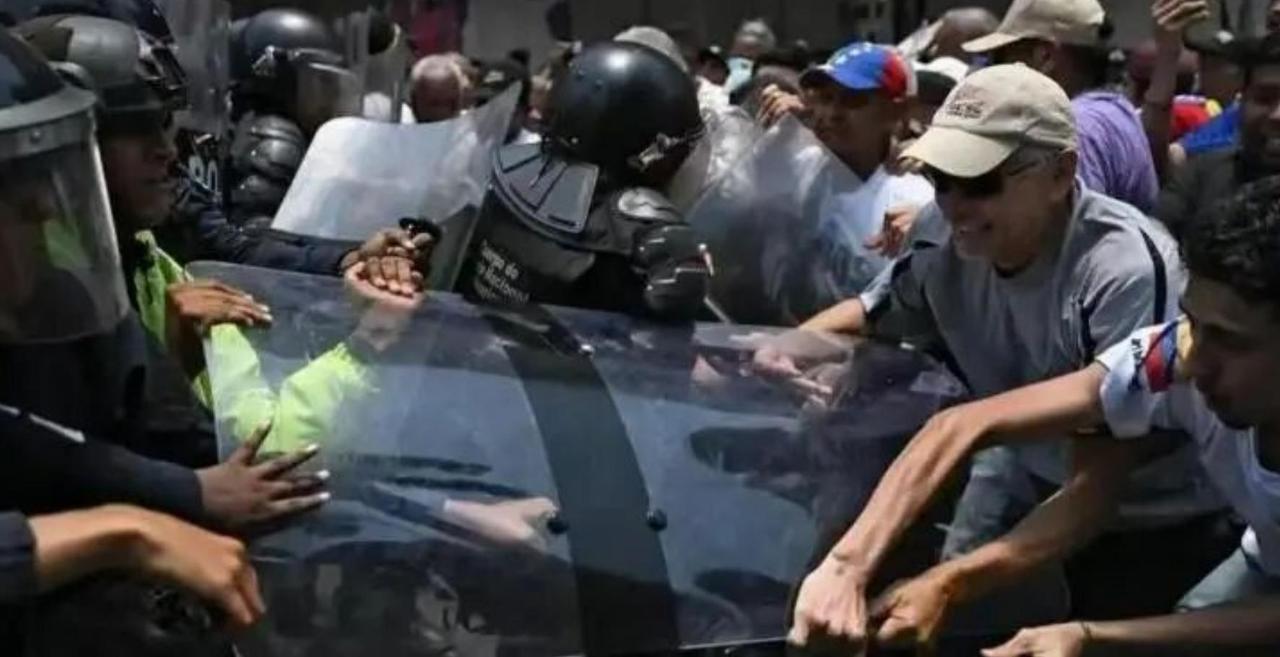 炸了！美国亲手扶的傀儡彻底翻车！委内瑞拉百姓抄家伙怒冲总统府，催泪弹、警棍全不管