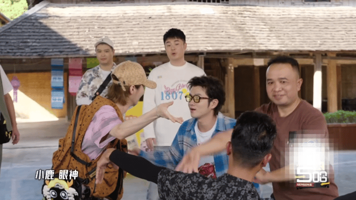 鹿晗忘记队友了哈哈哈哈哈 学舞的时候，鹿晗的“选择性失忆”发作了——只记得老师，