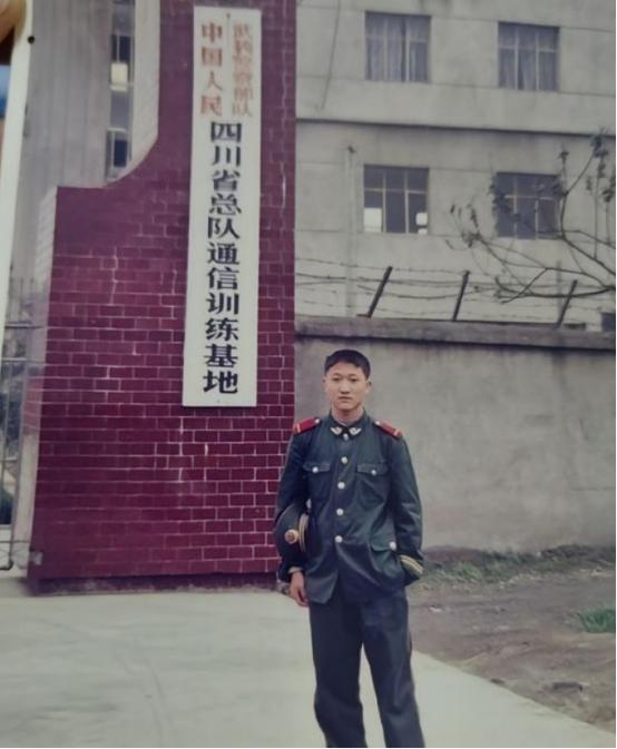 2006年，3名壮汉挟持一名18岁女学生，女孩在长途汽车上悄声向同车的一名武警战