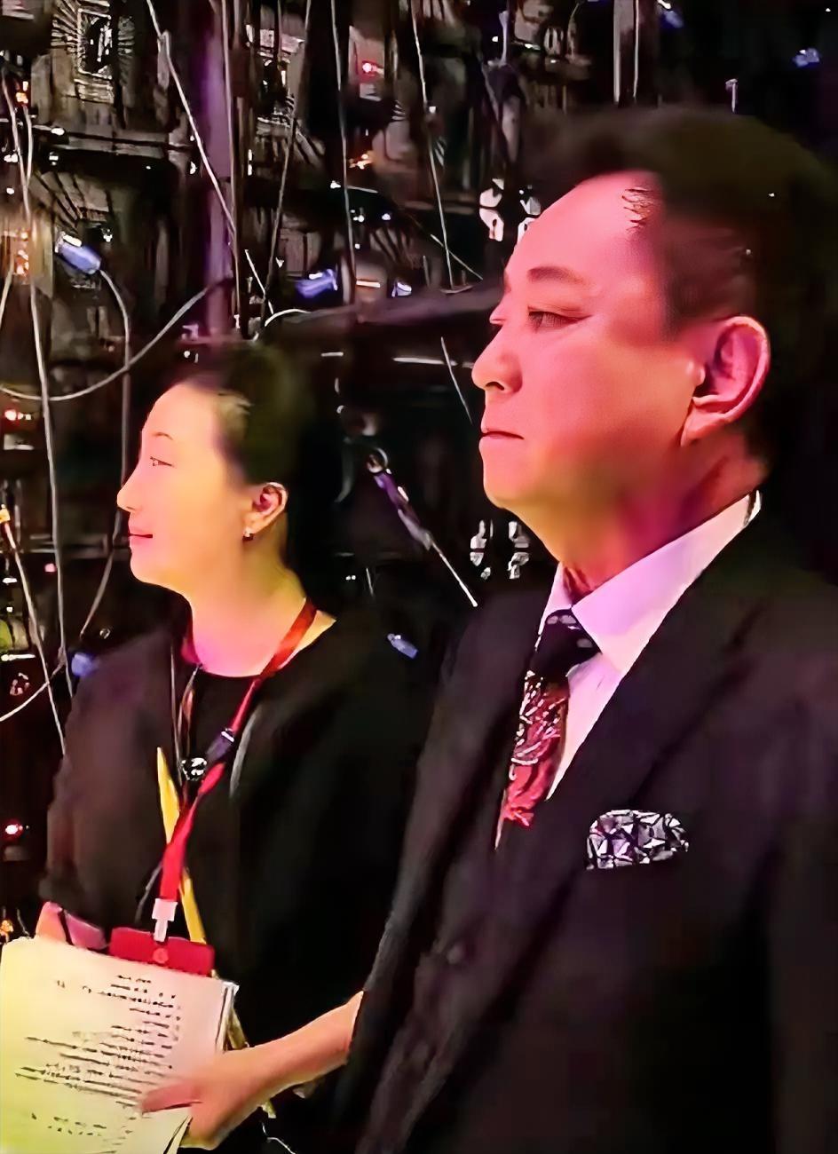 惊人同框！72岁“初代央视一姐”近照曝光，脸肿似发面馒头？网友：比倪萍变化还大！