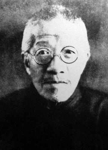1929年，杭州楼外楼。章太炎正埋头写字，旁边一桌，坐着蒋介石和宋美龄。两拨人照