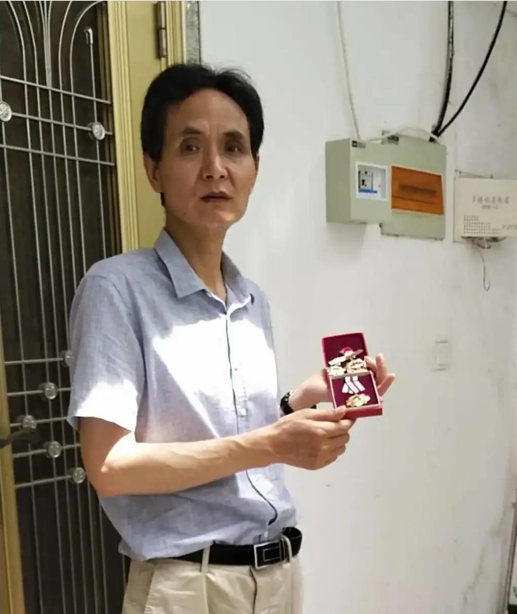 对越自卫反击战一等功臣张长海，潜伏3天3夜，不吃不喝，大小便随身排出。405战斗