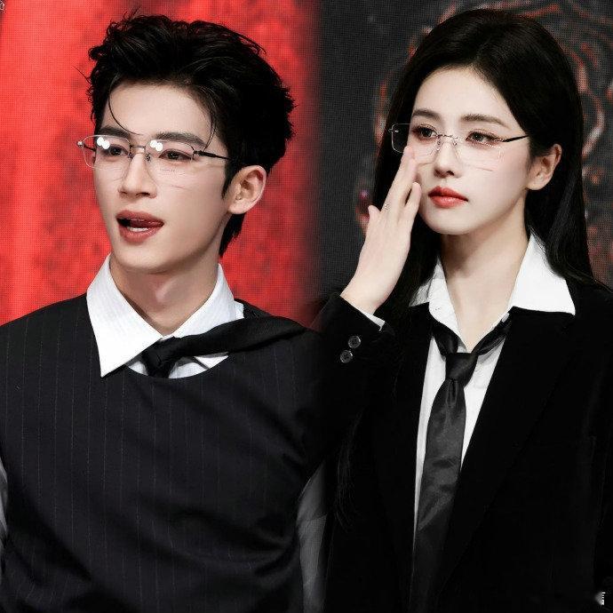 王星越白鹿大手包小手 直播里每一个小细节都好甜好苏😍！王星越主动配合、伸手互动