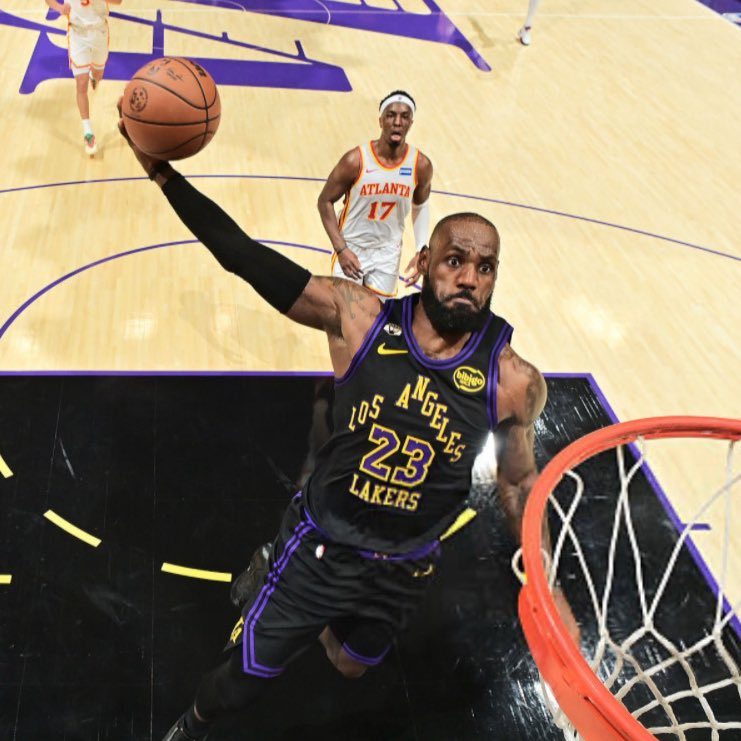 湖人官方数据显示，勒布朗-詹姆斯自加盟球队以来已斩获61次30+两双，这一成就使