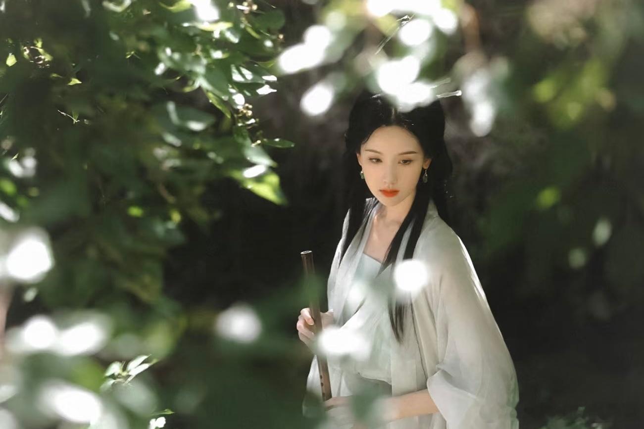 #陈都灵 误闯新时代的古人# 陈都灵古装造型太美了，就像是古代的大家闺秀，温婉可