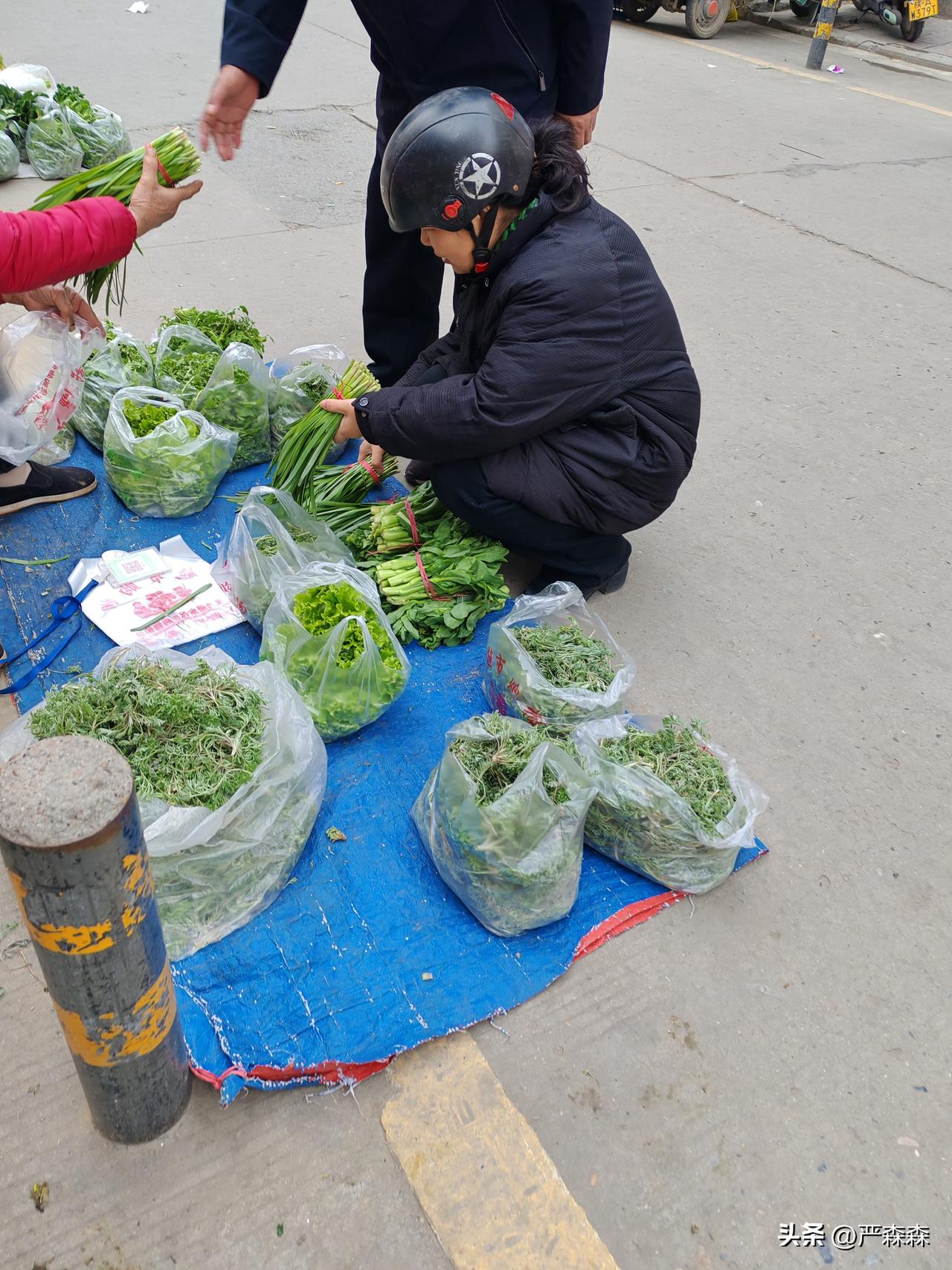 别小瞧了卖菜老人
3月19日，坐标西安。刚才我路过北三环的一处早市，见到一个有趣