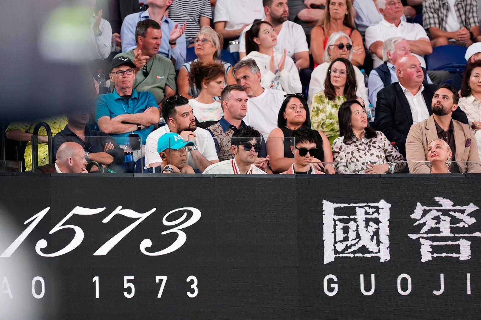 之前看周董在澳网看决赛，现在看他上场打球，网球迷+杰迷都沸腾了 输赢并不重要！重