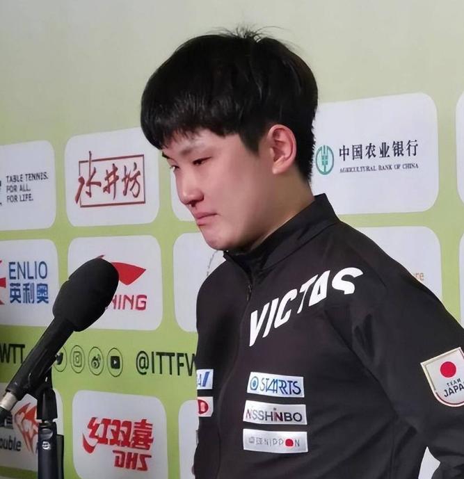 张本智和又被赶出了赛场。
 
北京时间2025年11月7日晚，WTT法兰克福冠军