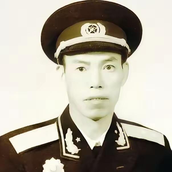 1962年冬季，时任广州军区副司令的梁兴初，回到了阔别已久的老家。一位铁匠铺的老