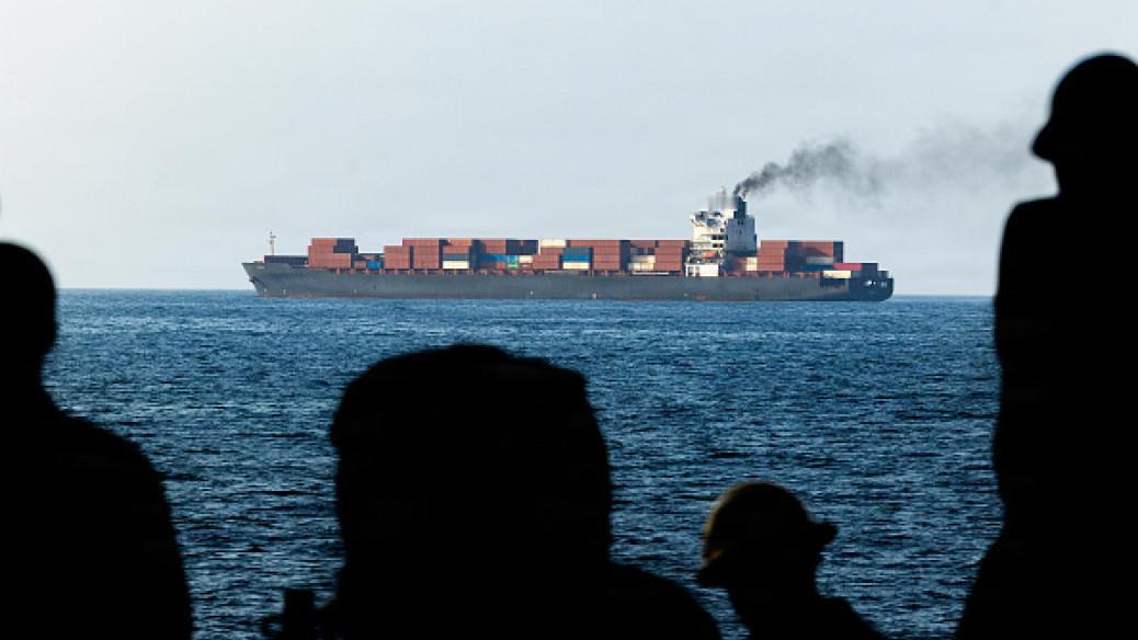 据巴基斯坦联合通讯社报道，两艘满载原油的巨轮在霍尔木兹海峡入口处已经原地打转超过