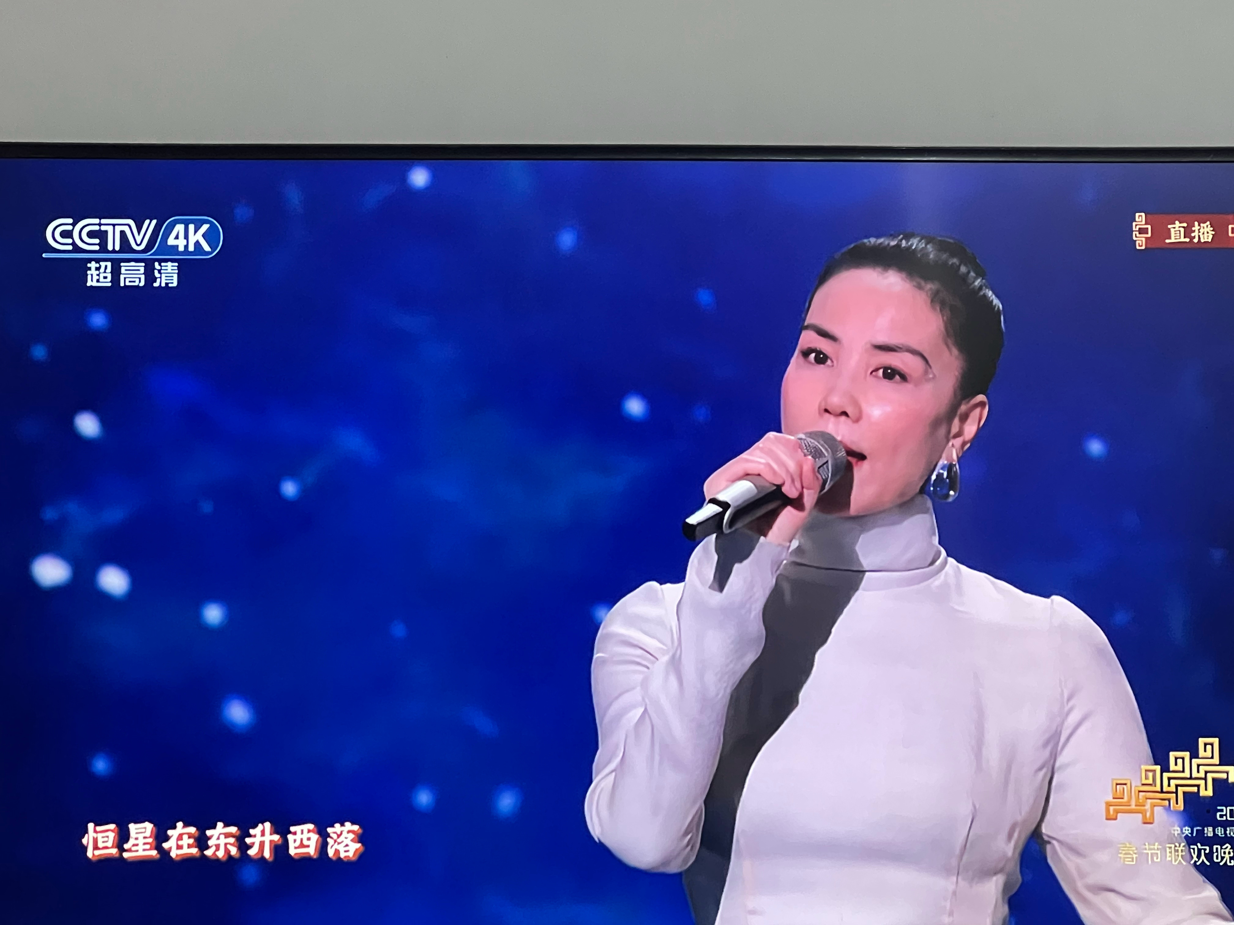 春晚大赏春晚女神终于来了～就这么安静地听着王菲，永远的女神王菲 春晚